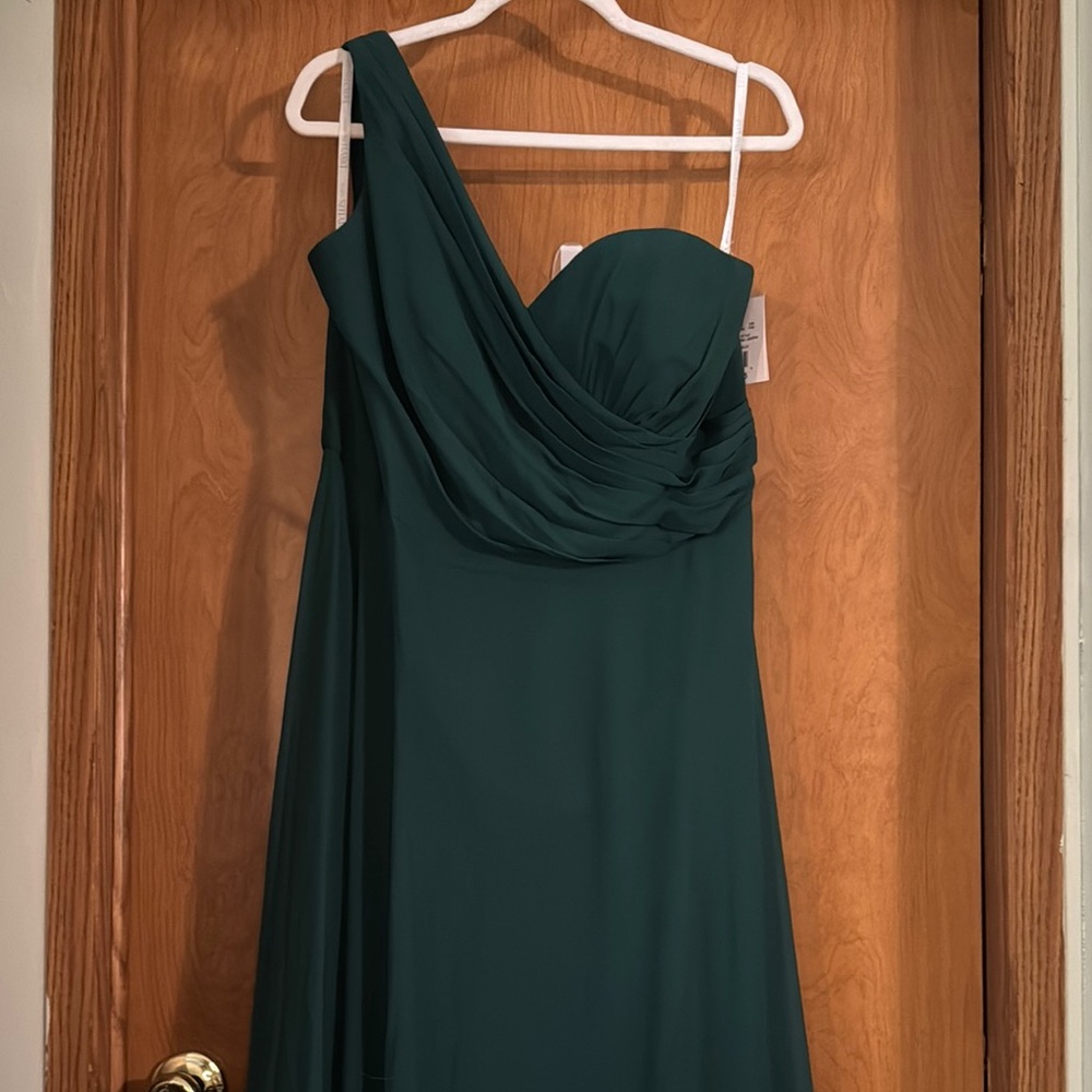David's Bridal bridesmaids dress in Juniper size
18. Long with one shoulder. NWT